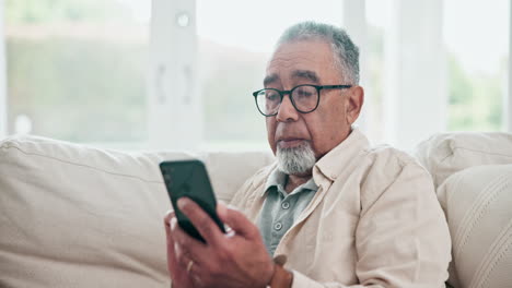 Relájese,-Envíe-Un-Correo-Electrónico-Y-Un-Hombre-Mayor-Con-Un-Teléfono