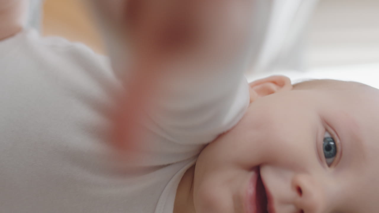 파란 눈을 가진 아름다운 아기의 초상화 호기심 어린 유아가 삶을 즐기고 건강한 작은 유아는 수직 방향으로 비디오 채팅