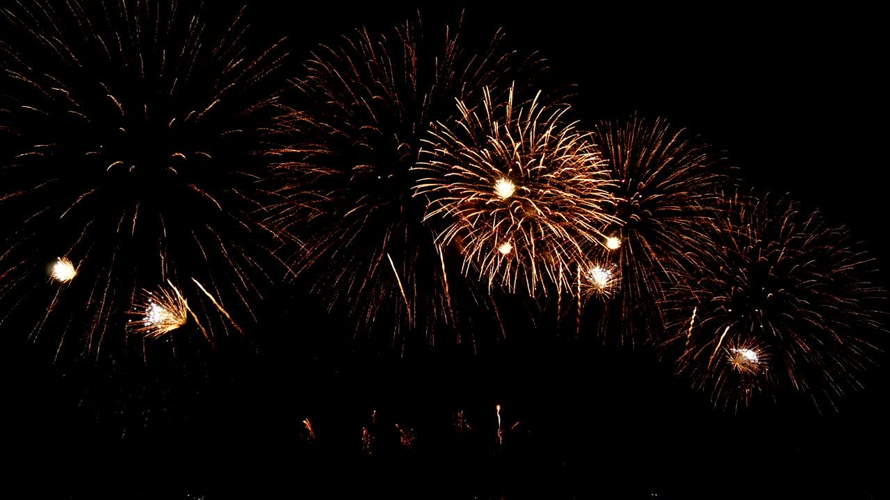 4k. bucle de verdadero festival de fuegos artificiales dorados en el cielo exhibido por la noche con coloridos fuegos artificiosos dentro del número del año 2020 durante la celebración de la cuenta atrás de la víspera del año nuevo