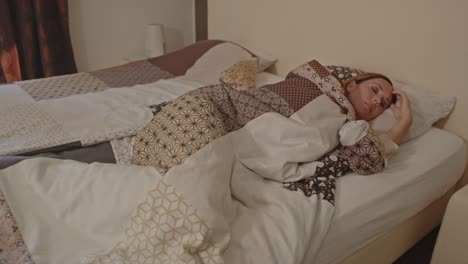 muñeca de mujer atractiva durmiendo en su cama