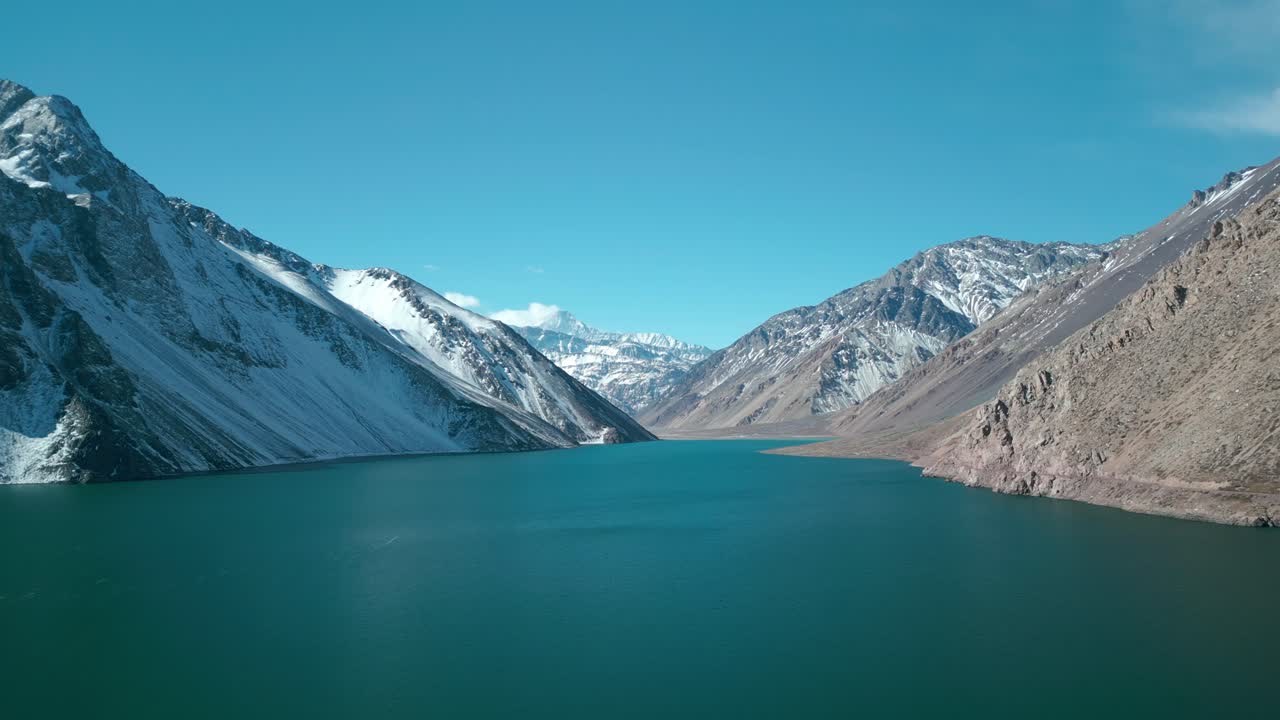 el embalse de el yeso en el cajon del maipo, país de chile