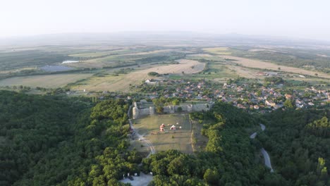 Vista-Aérea-De-La-Fortaleza-Y-El-Pueblo-De-Mezek-En-Bulgaria