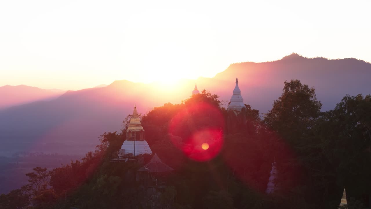 山顶佛教寺庙的电影般日落景色。