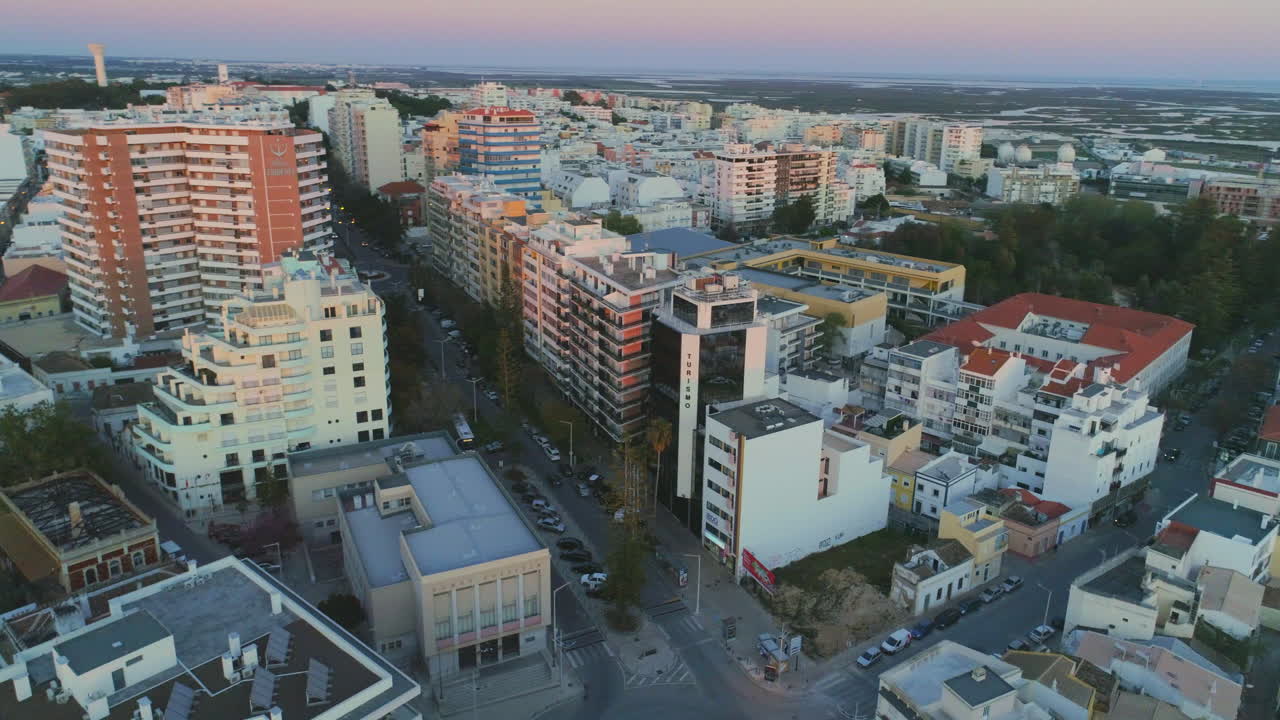 Farōn kaupungin siluetti auringonlaskun aikaan ja Ria Formosan luonnonpuiston ilmakuvakierros