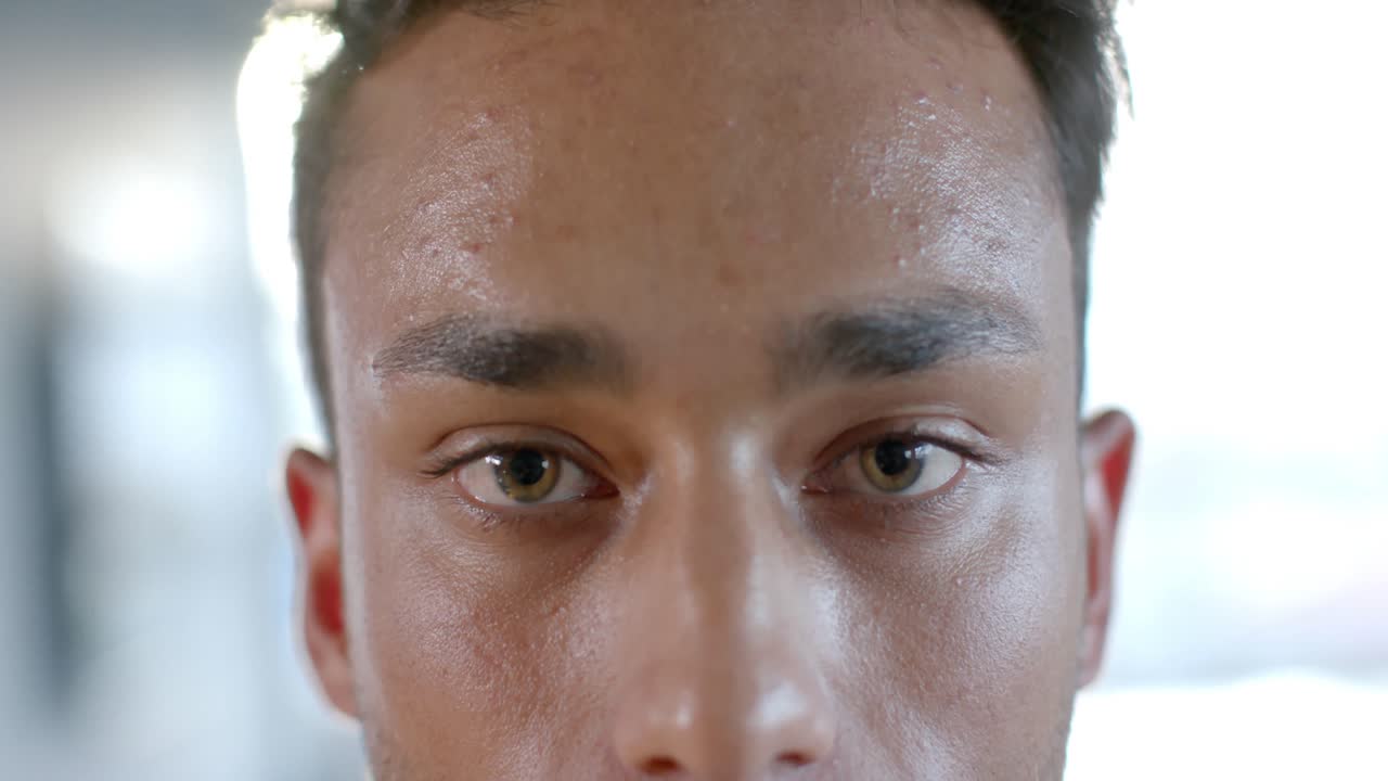 사무실 에서 미소 짓고 있는 행복 한 두 인종 사업가 의 근접 초상화, 느린 동작