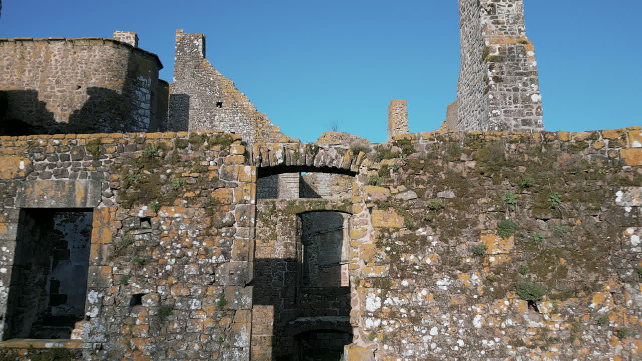 un avión no tripulado pasa por los arcos del antiguo castillo de thibault, lassay-les-chateaux, pays de la loire, francia