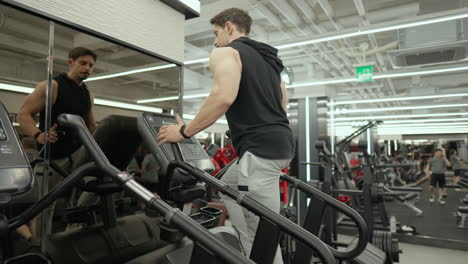 Sportlicher-Mann-In-Der-30.-Übung-Auf-Der-Stepmill-Treppensteigermaschine-Im-Modernen-Fintess-Center