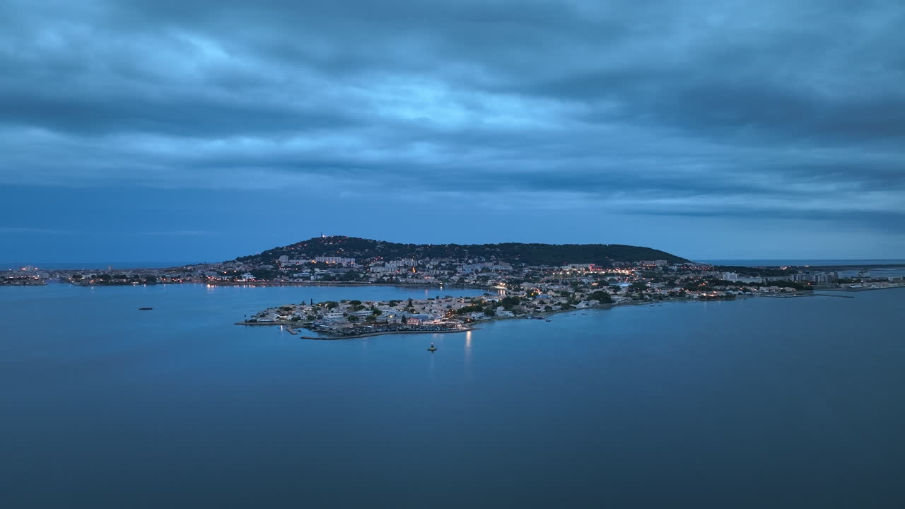 밤 드론의 관점: sète의 지중해 매력, 야간 축제, 그리고