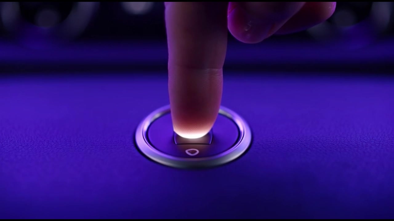 Dito che preme il pulsante di avvio illuminato nell'abitacolo di un'auto moderna