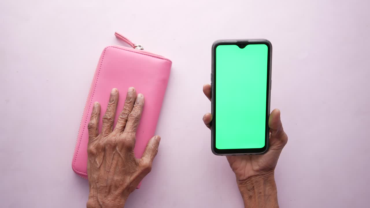 mujeres mayores y usando teléfonos inteligentes con pantalla verde
