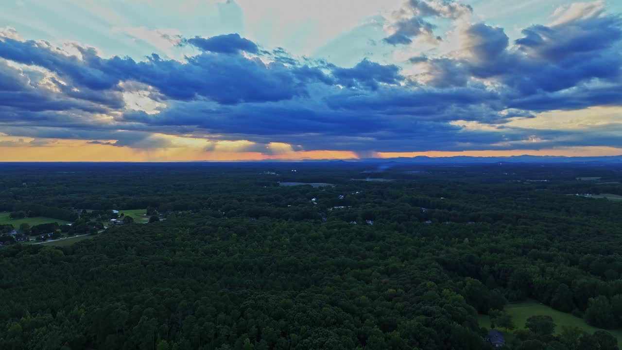 사우스 캐롤라이나 주 그린빌 카운티를 비행하는 드론은 나무, 산, 폭풍우 구름의 풍경을 보여줍니다.