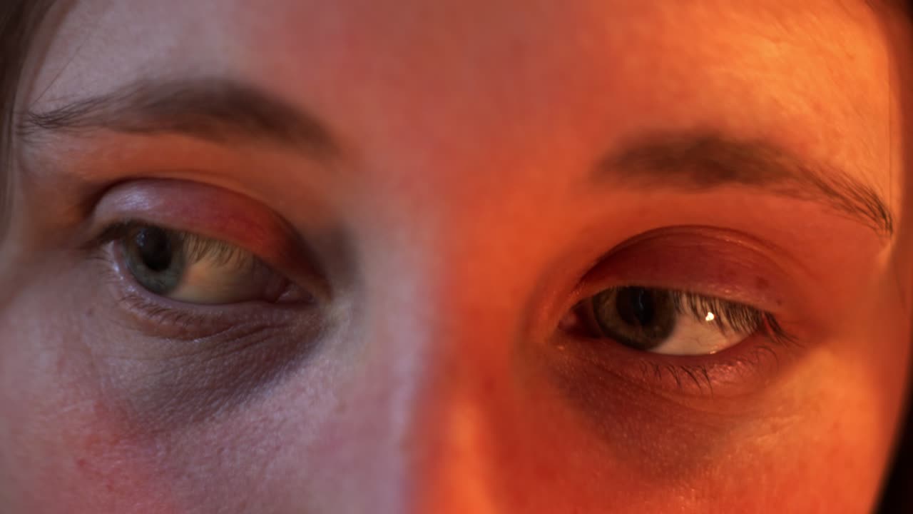 los ojos de una joven caucásica en una iluminación cálida.