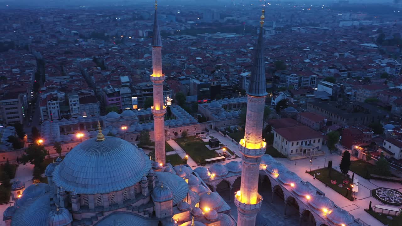 vista aérea nocturna de la mezquita fatih en estambul. imágenes en 4k en turquía