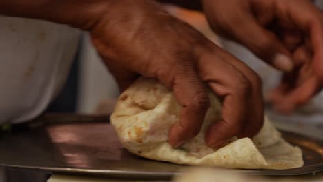 chef haciendo un burrito de camarones - burrito de estilo mexicano en el restaurante