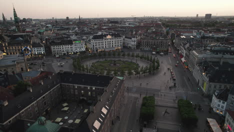 la nueva plaza del rey y nyhavn vistas desde arriba por la noche, llenas de gente y con un ambiente nocturno animado