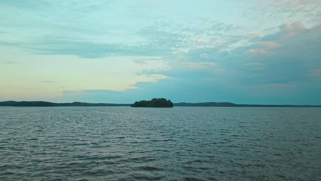 Paisaje-De-Lago-E-Isla-O-Isla-En-El-Sur-De-Finlandia,-La-Cámara-Se-Acerca-Rápidamente-Y-Cerca-Del-Agua,-Y-Luego-Sube-A-La-Foto-Superior-De-La-Isla