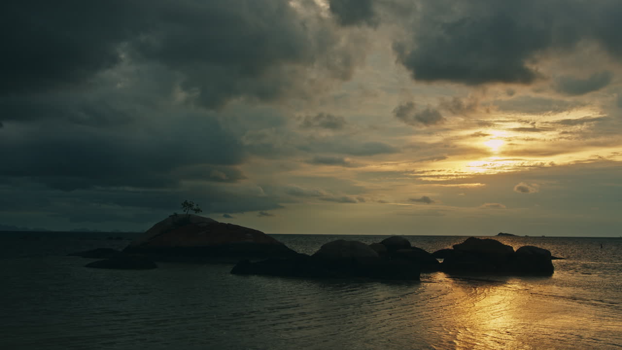 Sonnenuntergang an einer felsigen Küste