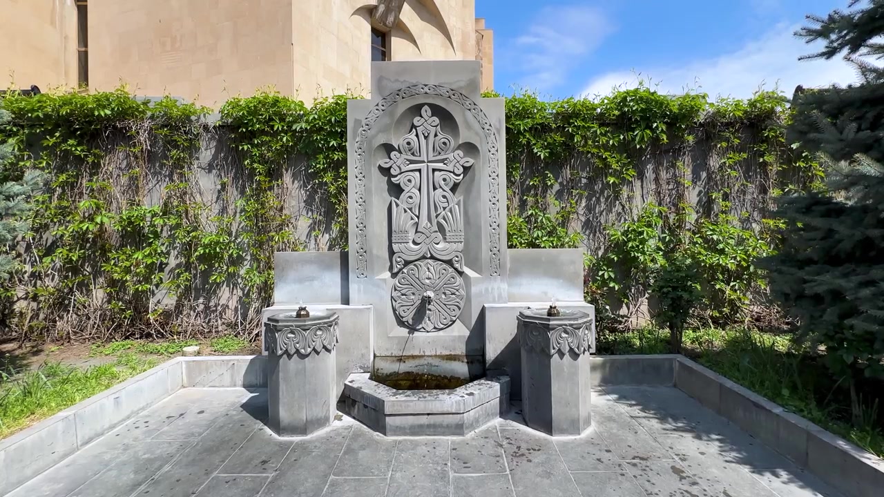 Paesaggio urbano estivo di Yerevan, Armenia, con il suo suggestivo scenario di tufo vulcanico, monumenti a croce scolpiti, fontane con acqua che scorre, architettura religiosa medievale storica e punti di riferimento del patrimonio culturale.
