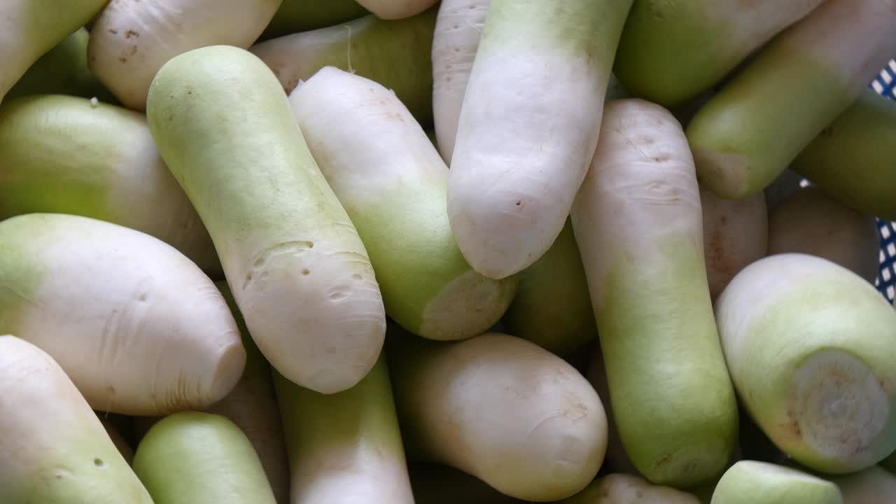 la transformación de rábanos crudos frescos