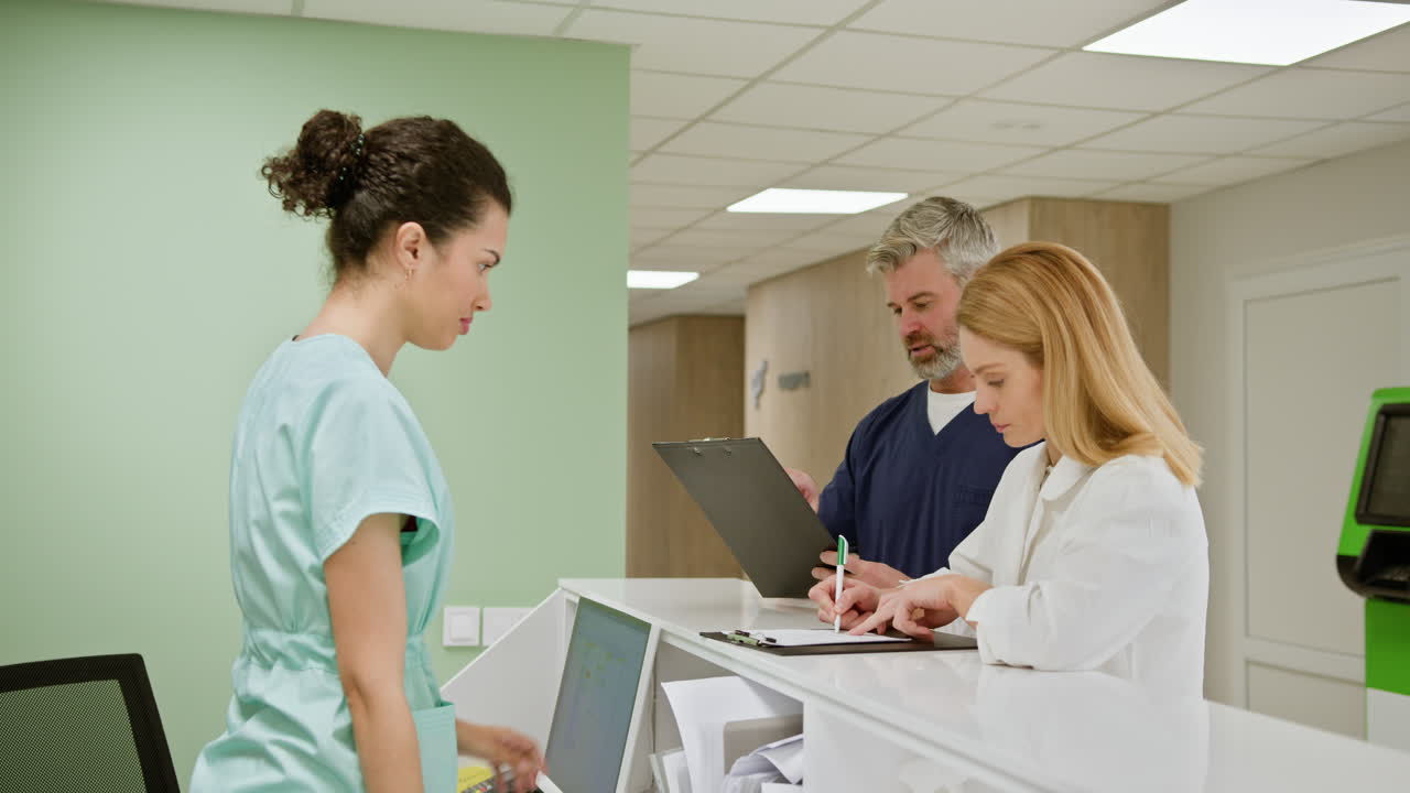 recepcionista de un hospital