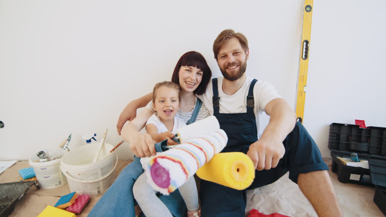 familia pintando juntos