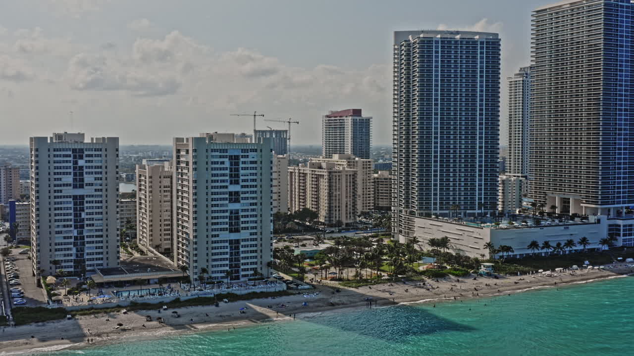 hallandale beach florida drone aéreo v2 sobrevuela lujosas torres de condominios frente al mar el parque de la ciudad sur revela el vecindario de las islas doradas, capturando el paisaje urbano y el estilo de vida costero - marzo de 2021