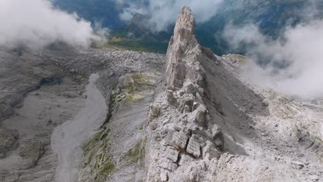 impresionante toma de drones de montañas rocosas con nubes voladoras y valle verde en dolomitas - incline hacia arriba