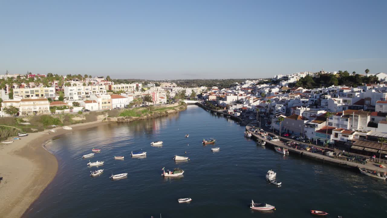 vista soleada de la orilla del río en ferragudo, algarve