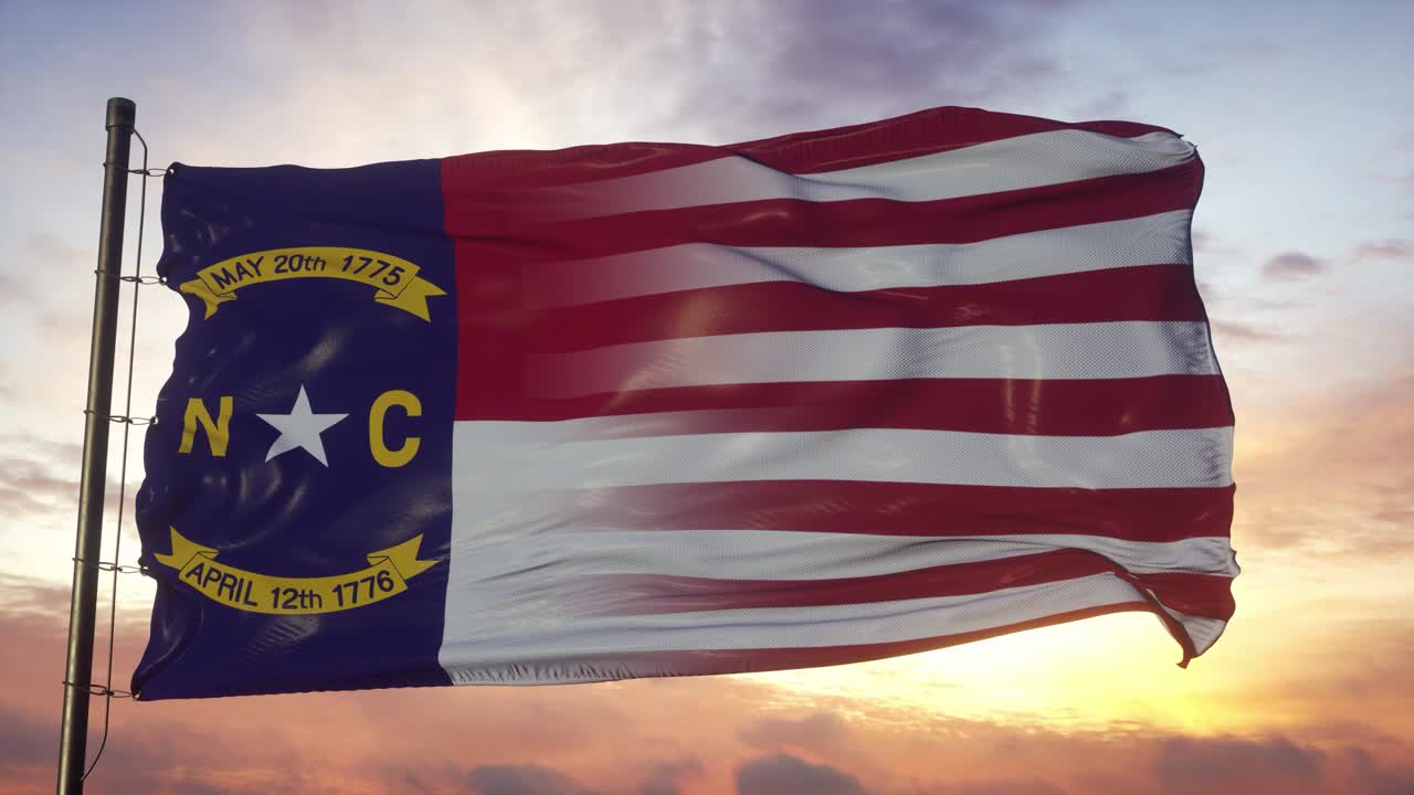 carolina del norte y la bandera de los estados unidos en el asta de la bandera. estados unidos y carolina del norte bandera mixta ondeando en el viento