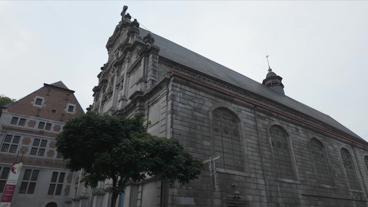 Esterno della storica chiesa di Église Saint-Antoine con dettagliata architettura in pietra durante il giorno a Liegi.