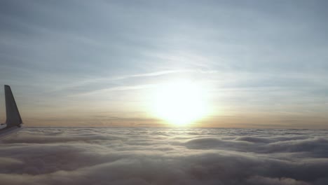 Vista-Desde-La-Ventana-Del-Avión-Sobre-Las-Nubes