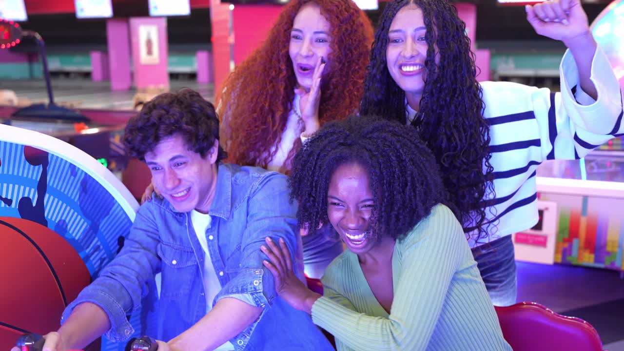Gruppo di amici che si divertono in sala giochi