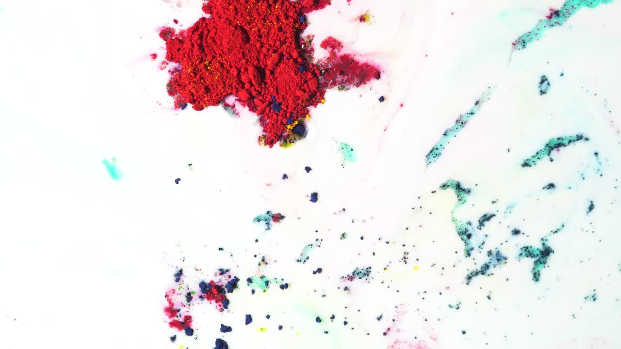 Polvere colorata e pittura che si mescolano nel latte