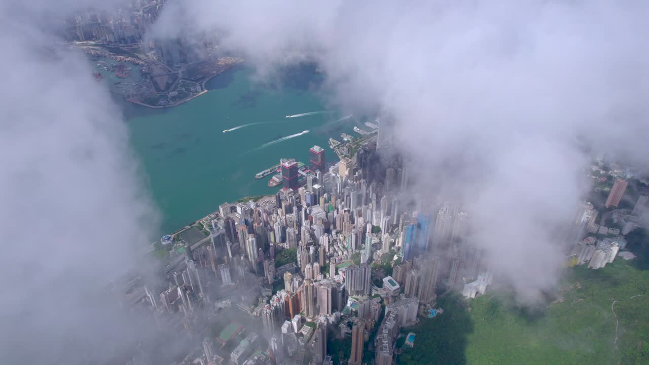 эпический воздушный вид на гавань виктории в ясный день, с густыми облаками и солнечным светом