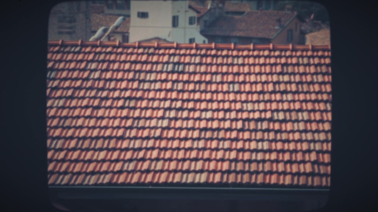 Vecchia casa di città europea con tetto di tegole rosse