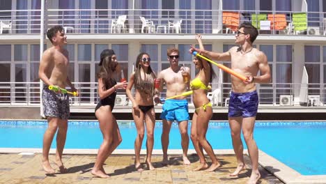 Felices-Jóvenes-Amigos-Alegres-Bailando-Y-Divirtiéndose-En-La-Piscina-2