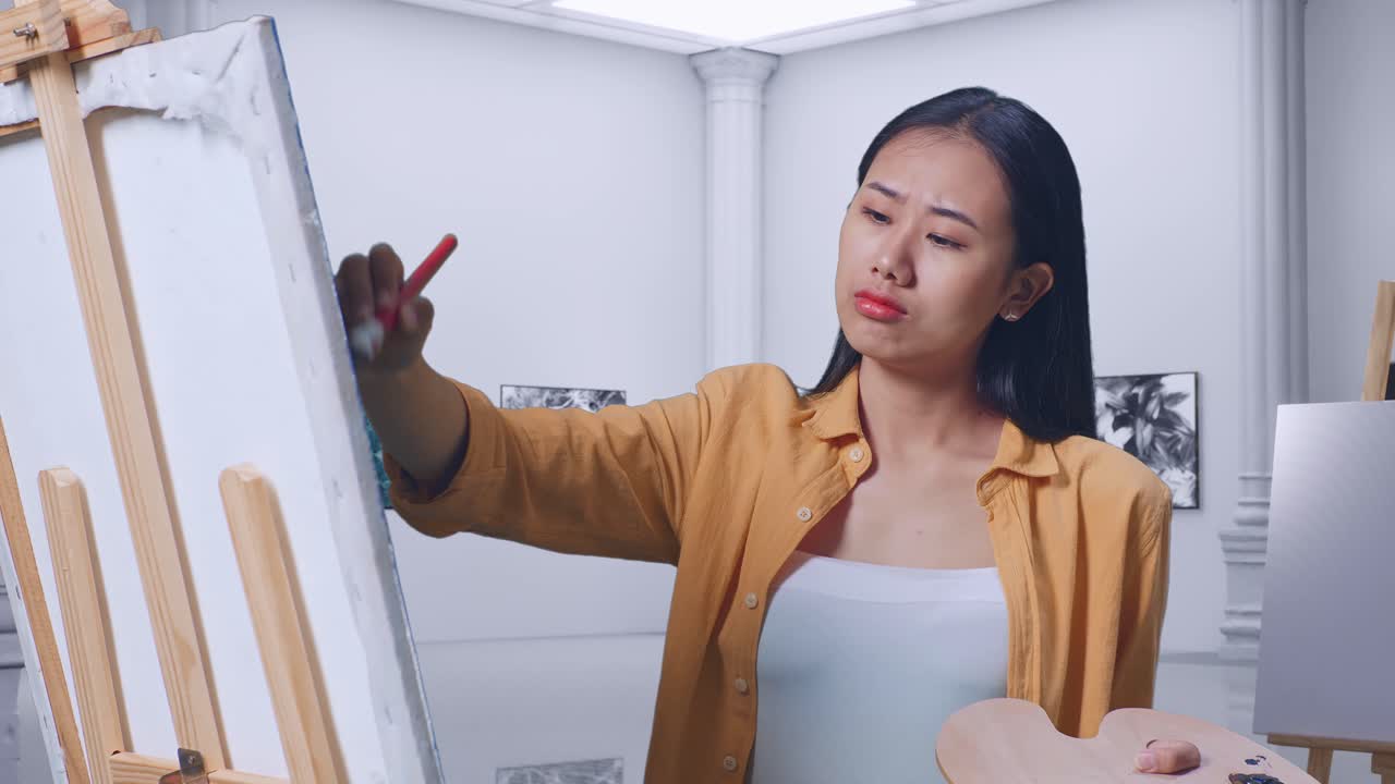 그림을 그리기 위해 고군분투하는 예술가