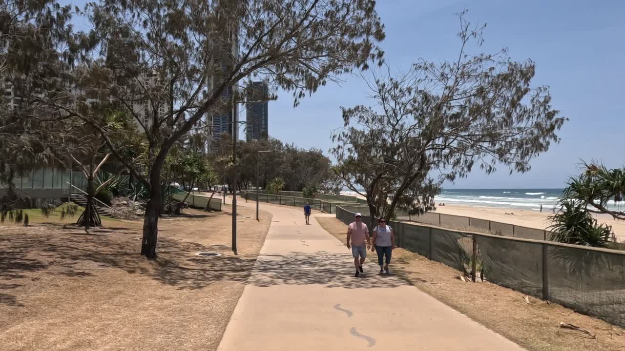 해안 공원 에서 이 잘 내리는 날 을 즐기는 사람 들