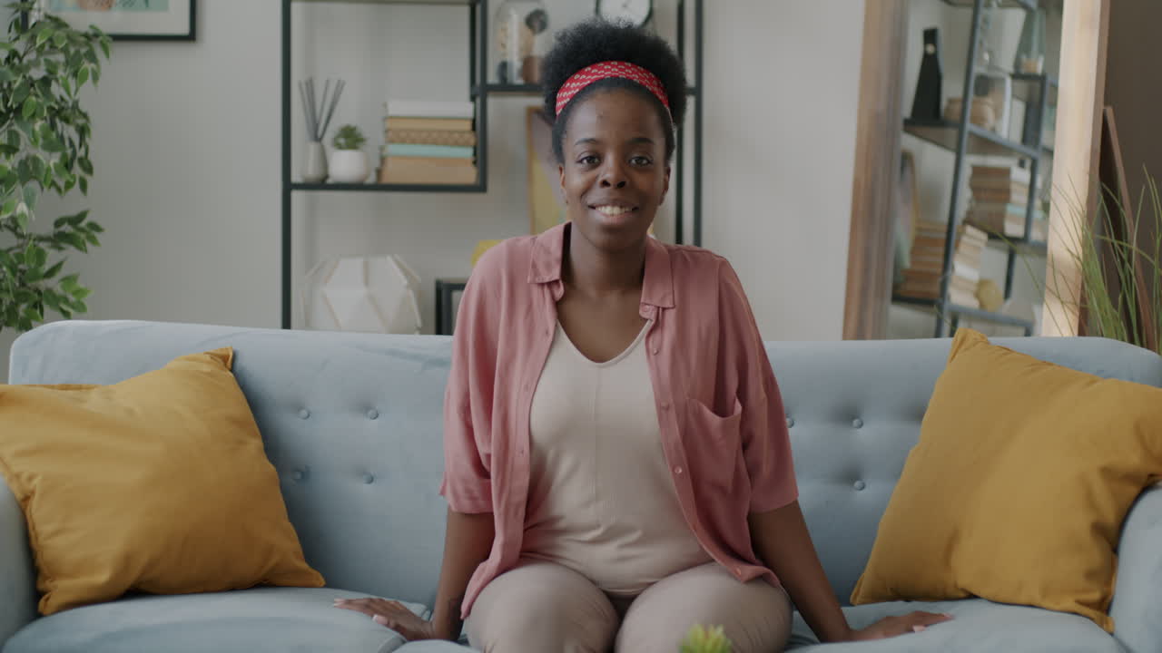 una mujer sentada en un sofá