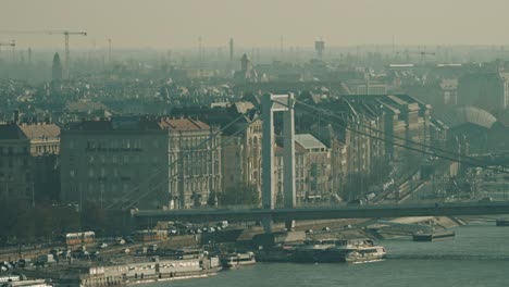 Budapest-Széchenyi-Puente-De-Las-Cadenas-En-El-Danubio