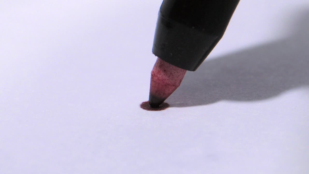 tinta roja esparcida en el papel de primer plano