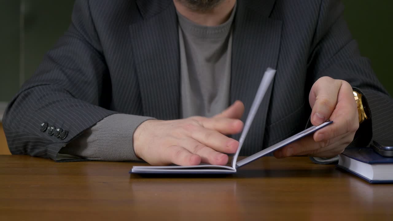hombre leyendo un cuaderno