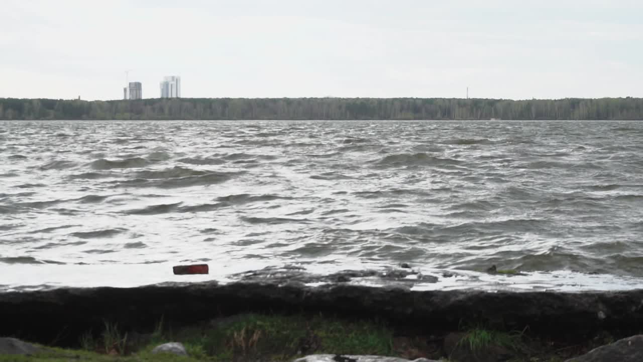 파도와 도시 풍경이 있는 호수