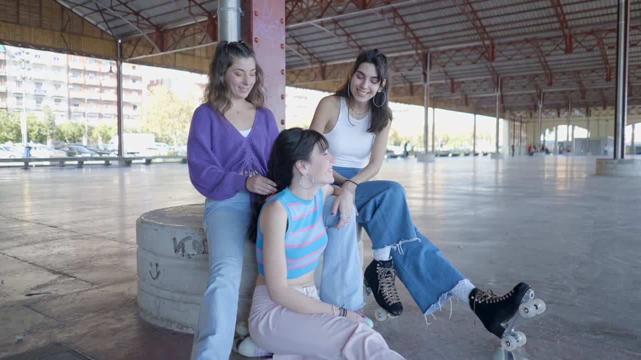 Tre amiche che parlano e si godono il loro tempo