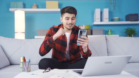 el joven que miraba el teléfono tuvo éxito.