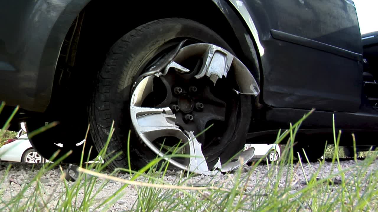 거리에서 자동차 충돌 사고, 충돌 후 손상된 자동차