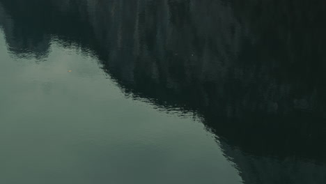 reflejo de la montaña en el lago de agua clara en gosausee