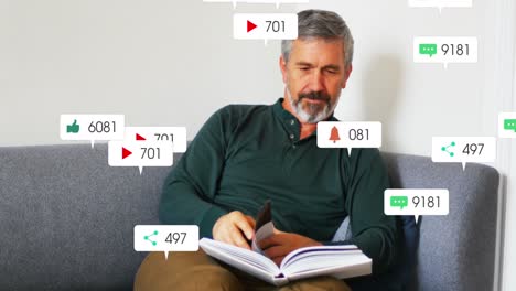 Animation-Mehrerer-Social-Media-Symbole-über-Einem-Kaukasischen-älteren-Mann,-Der-Zu-Hause-Auf-Der-Couch-Ein-Buch-Liest