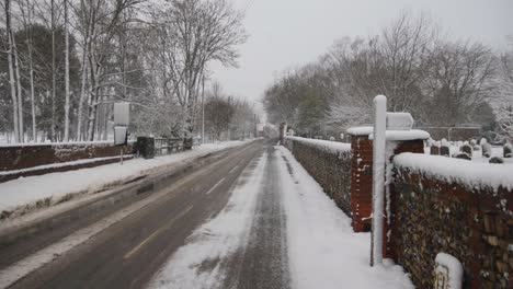 Extrem-Verschneite-Straße-Und-Wände