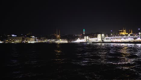 Ein-Blick-Auf-Die-Galata-Brücke-Und-Die-Moschee-Von-Istanbul-In-Der-Türkei-In-Der-Nacht